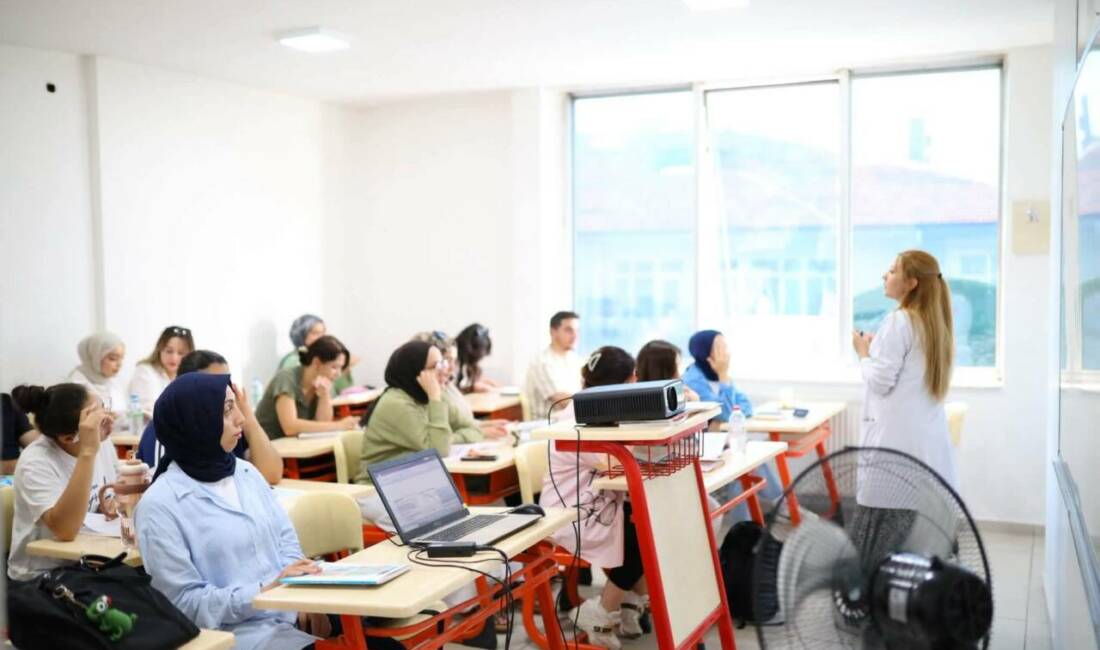 Akademi Aksaray’da KPSS hazırlıkları aralıksız devam ediyor Aksaray Belediyesi, Akademi Aksaray bünyesinde düzenlenen KPSS hazırlık kurslarıyla kamu