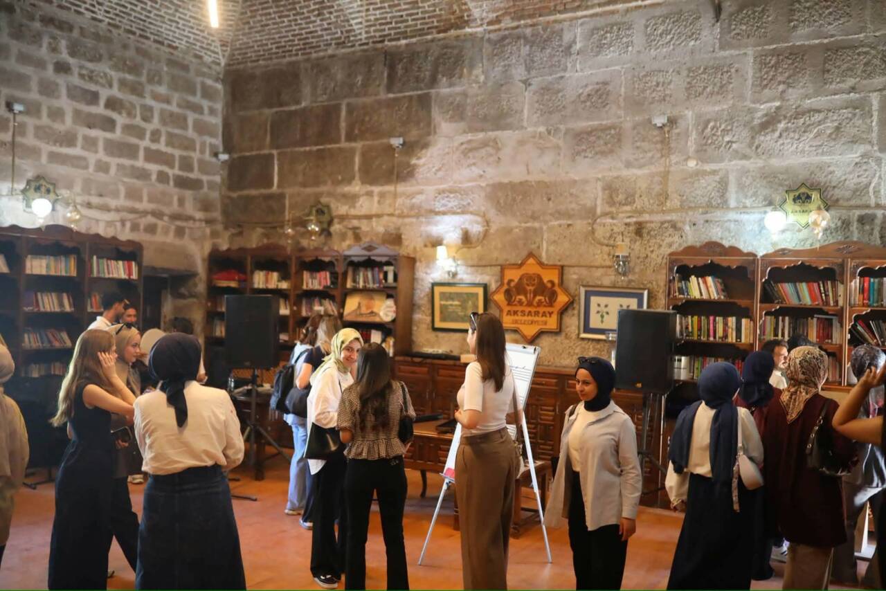 Aksaray Millî Eğitim Akademisi'nde eğitimlerine başlayan ve Türkiye'nin farklı illerinden