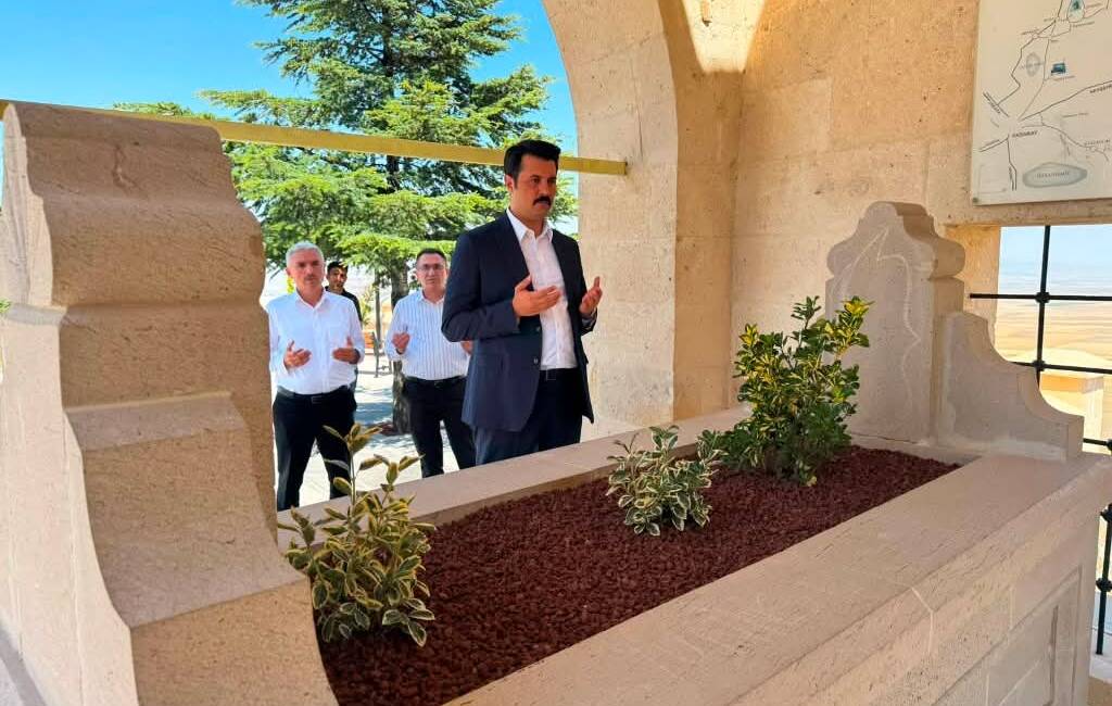 Kaymakam Mehmet Bek, Yunus Emre Türbesi’ni ziyaret etti Ortaköy Kaymakamı Mehmet Bek, Sarıkaraman Köyü sınırlarında bulunan Yunus Emre