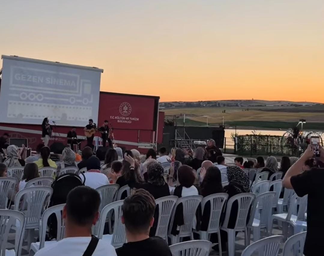 Ortaköy Belediyesi tarafından düzenlenen Gezen Sinema etkinliği, vatandaşların yoğun katılımıyla