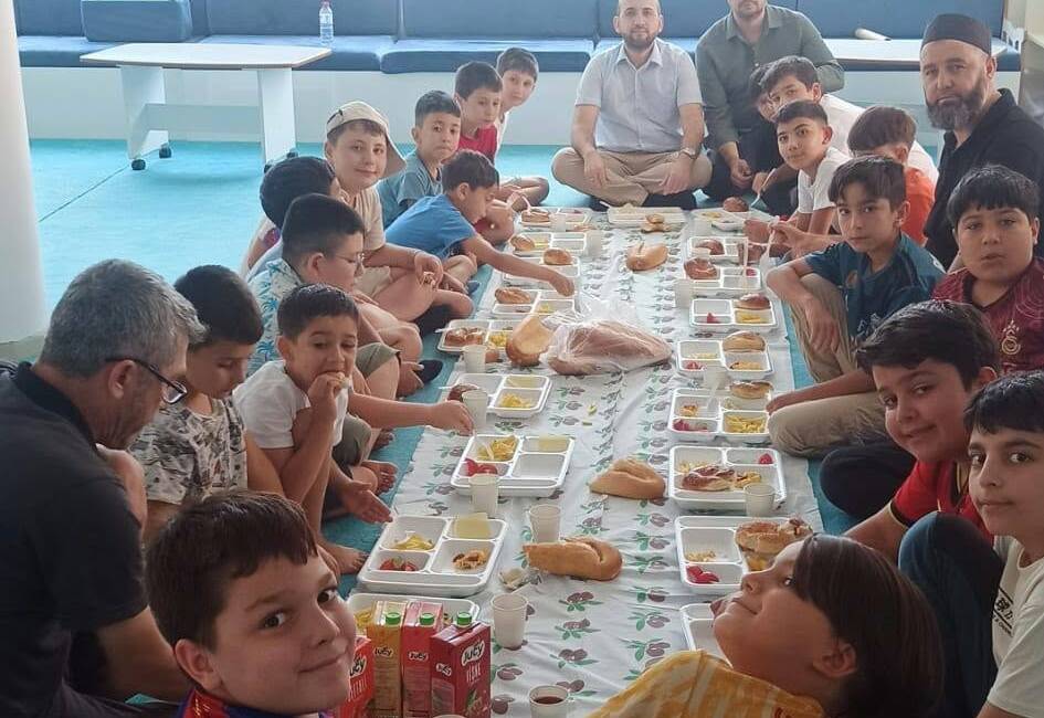 Sarıyahşi’de Yaz Kur’an kursu öğrencileri kahvaltı programında buluştu Sarıyahşi İlçe Müftülüğü tarafından Yaz Kur’an Kursu öğrencilerine yönelik kahvaltı