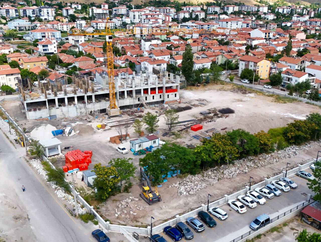 Aksaray'da ekonomik ömrünü tamamladığı için yıkılan 1981 Gazi Paşa İlkokulu'nun