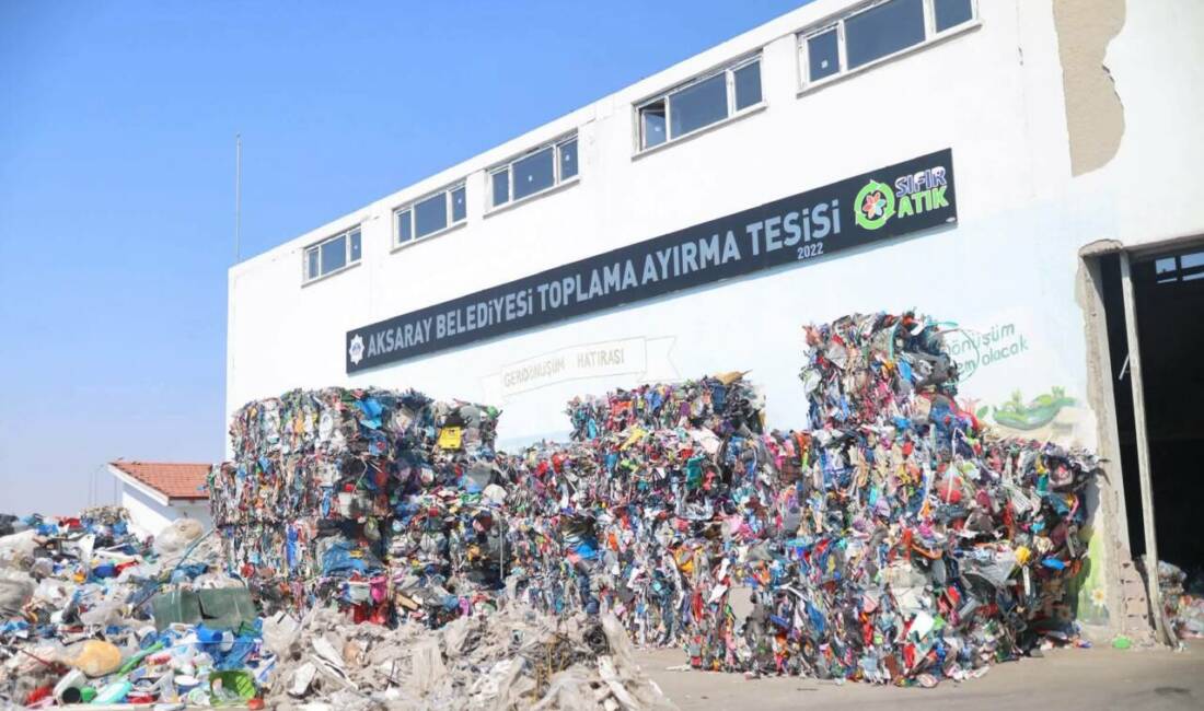 Aksaray’da geri dönüşüm seferberliği: Atıklar ekonomiye kazandırılıyor Aksaray Belediyesi, Toplama Ayırma Tesisi'nde geri dönüştürülebilir atıkları ayrıştırarak yeniden