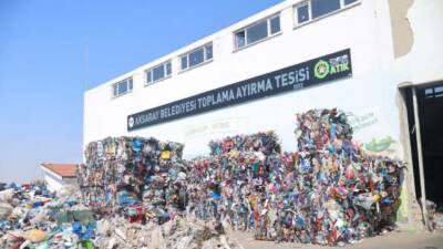Aksaray Belediyesi, Toplama Ayırma Tesisi'nde geri dönüştürülebilir atıkları ayrıştırarak yeniden