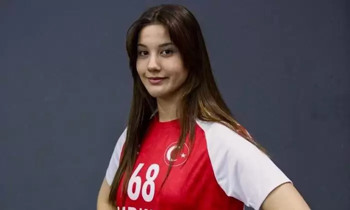 Aksaray hentbolunun başarılı genç sporcularından Dilek Kestek, bir kez daha