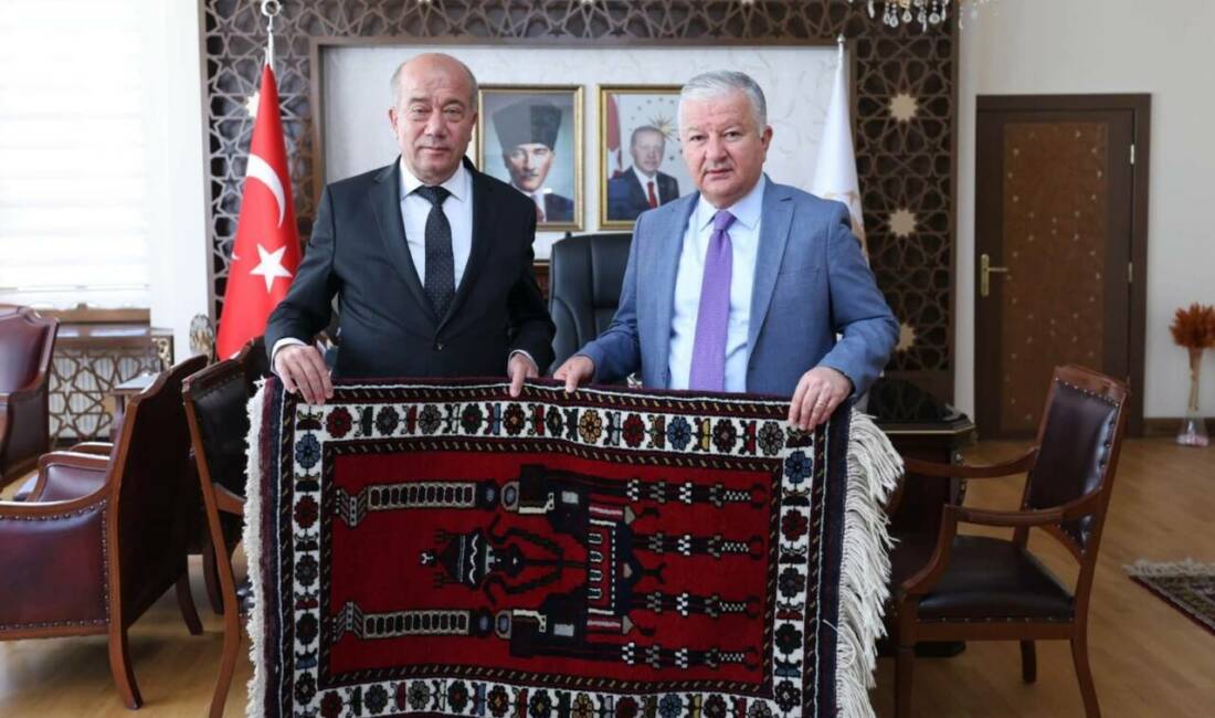 Vali Duru, Yenikent Belediye Başkanı Altınsoy’u kabul etti Aksaray Valisi Murat Duru, Yenikent Belediye Başkanı Ali Altınsoy’u makamında