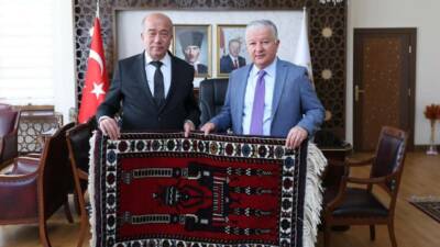 Aksaray Valisi Murat Duru, Yenikent Belediye Başkanı Ali Altınsoy’u makamında