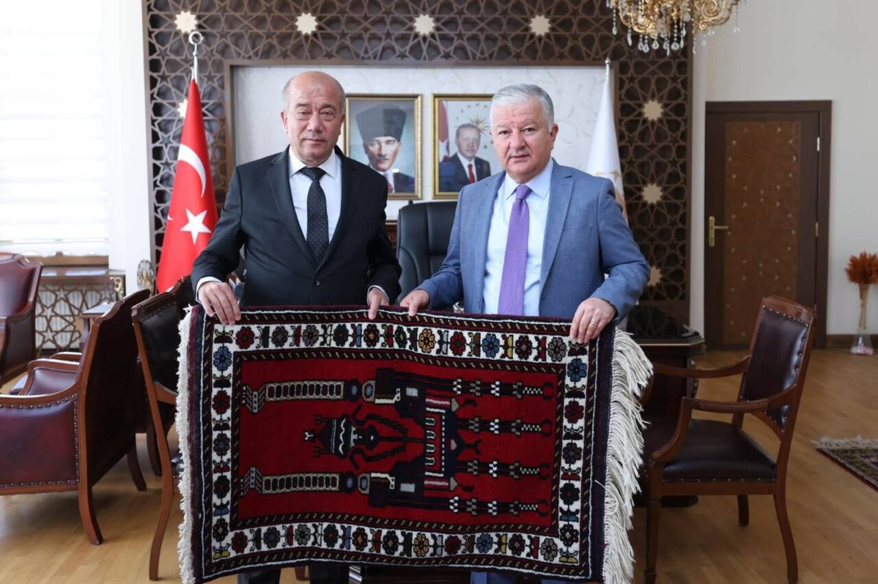 Aksaray Valisi Murat Duru, Yenikent Belediye Başkanı Ali Altınsoy’u makamında