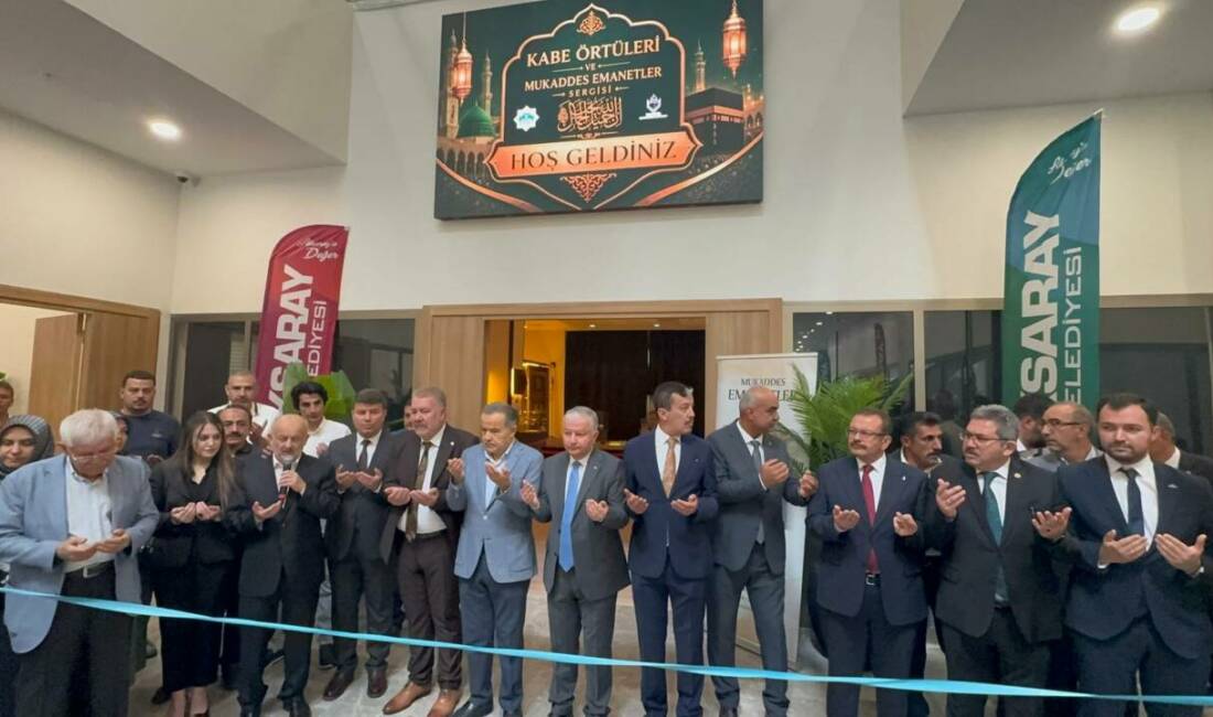 Aksaray’da Mukaddes Emanetler Sergisi dualarla açıldı! Aksaray Belediyesi Sergi Salonu’nda açılan Mukaddes Emanetler Sergisi, yoğun katılımla