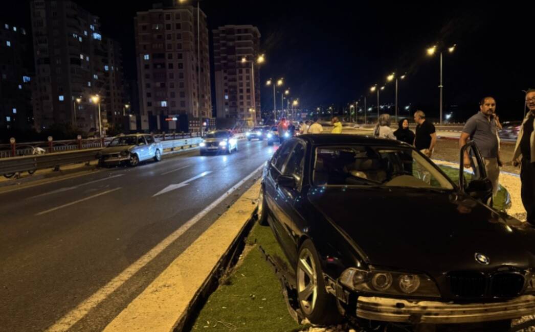 Zincirleme trafik kazasında 2 kişi yaralandı Kayseri'nin Melikgazi ilçesinde 3 otomobilin karıştığı trafik kazasında yaralanan 2