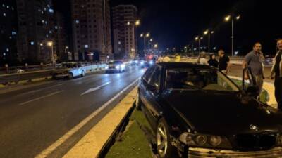 Kayseri'nin Melikgazi ilçesinde 3 otomobilin karıştığı trafik kazasında yaralanan 2
