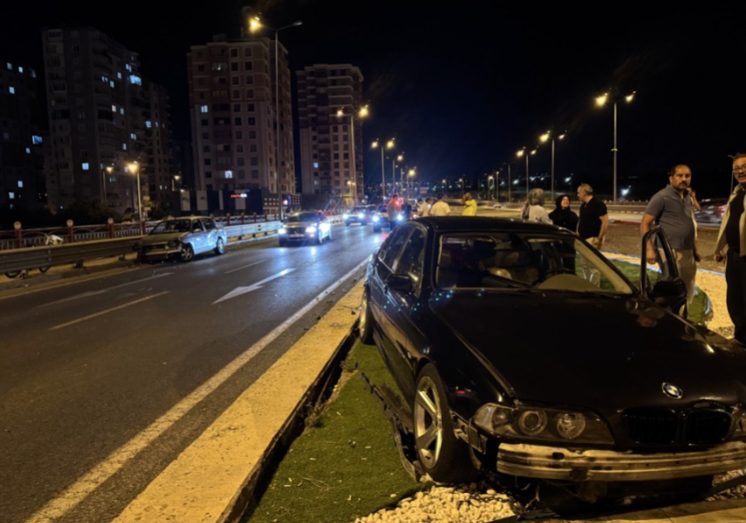 Kayseri'nin Melikgazi ilçesinde 3 otomobilin karıştığı trafik kazasında yaralanan 2