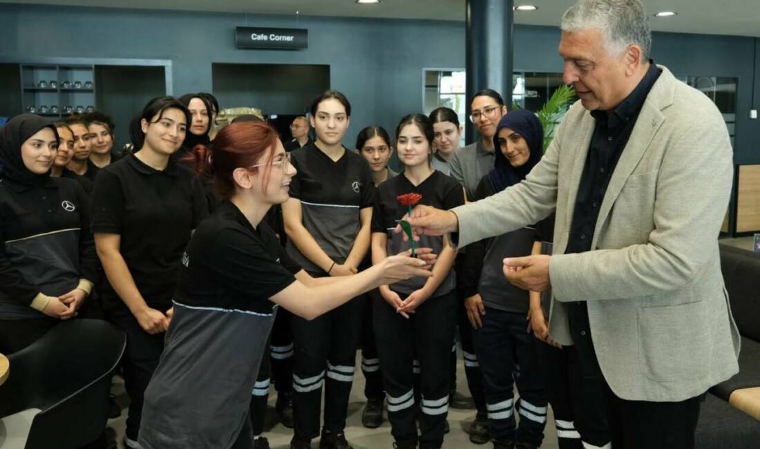Mercedes’te kadın işçilerden Sülün’e özel hediye! Mercedes-Benz Türk Aksaray Kamyon Fabrikası’nda üretim sahasında görev yapan kadın
