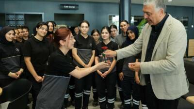 Mercedes-Benz Türk Aksaray Kamyon Fabrikası’nda üretim sahasında görev yapan kadın