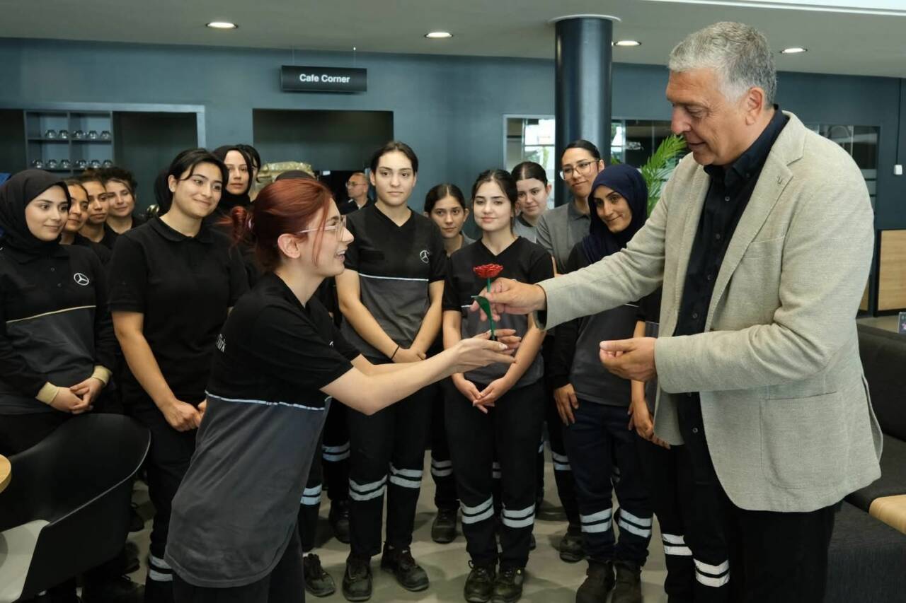 Mercedes-Benz Türk Aksaray Kamyon Fabrikası’nda üretim sahasında görev yapan kadın