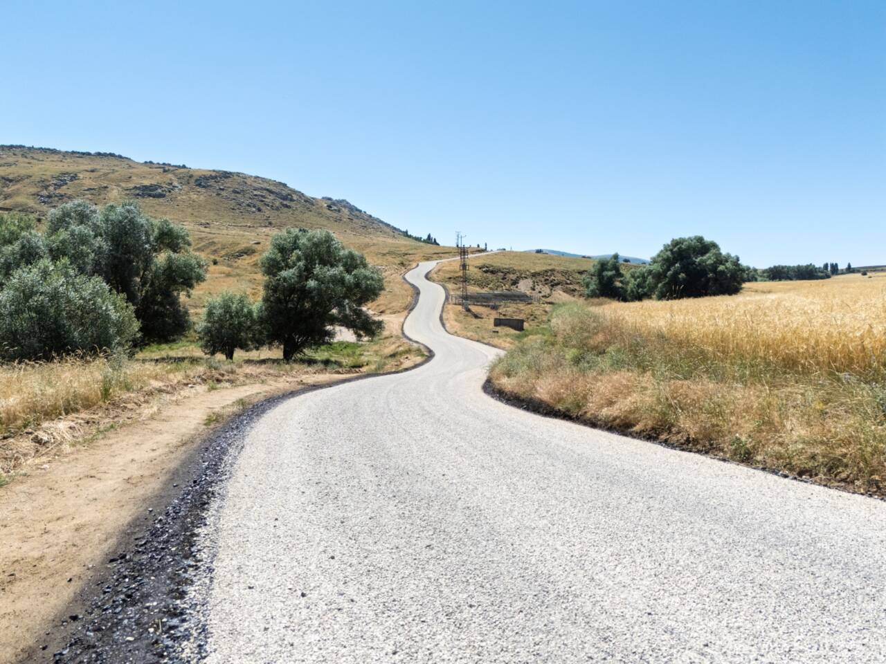 Aksaray İl Özel İdaresi'nin yürüttüğü yol yapım programı kapsamında, Merkez