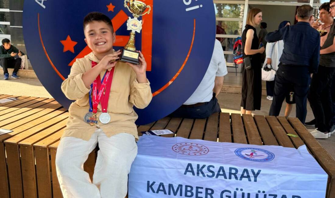 9 yaşındaki Sertuğ Yasir Yeğen, Türkiye Matematik Kupası’nı Aksaray’a getirdi! Aksaraylı ilkokul öğrencisi Sertuğ Yasir Yeğen, matematik alanındaki üstün başarısıyla