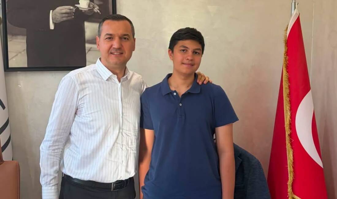 Turan Yaldır, LGS Türkiye birincisi yeğenini tebrik etti! İYİ Parti Genel Başkan Yardımcısı ve Aksaray Milletvekili Turan Yaldır,