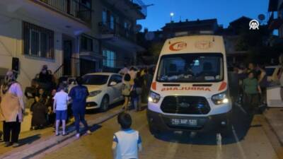 Uşak'ta dut toplamak için çıktığı iki katlı binanın çatısından düşen