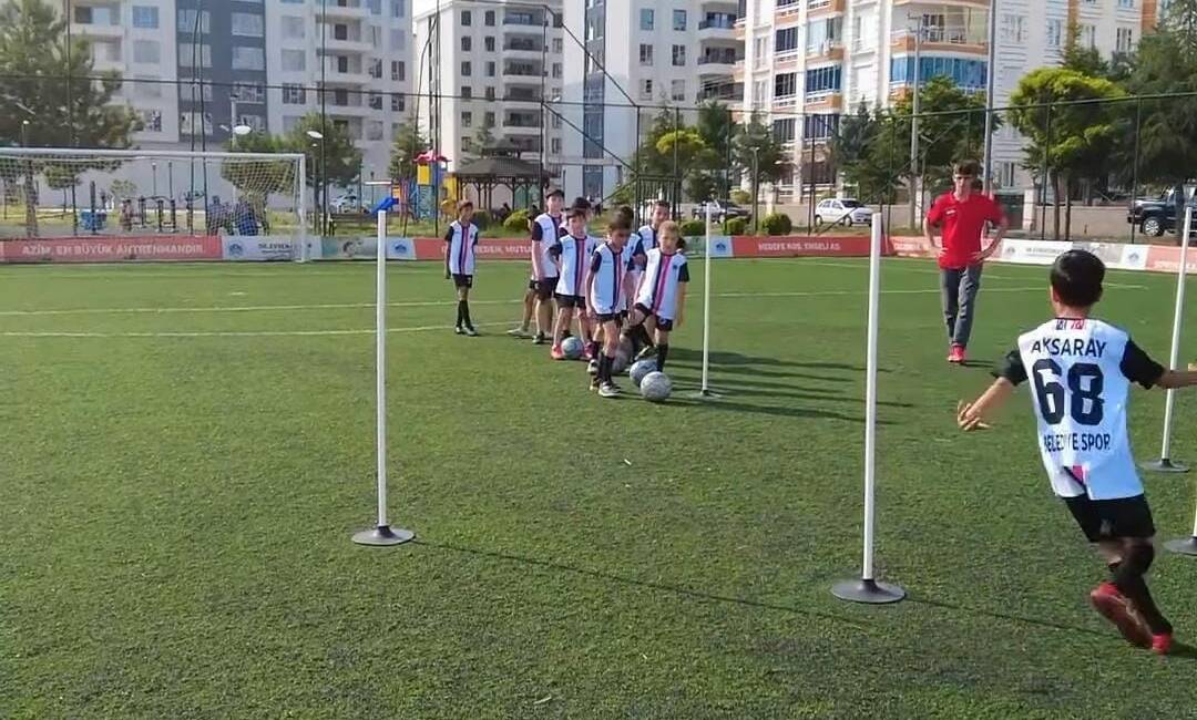 Aksaray Yaz Spor Okulu’nda çocuklar hem spor yapıyor hem gelişiyor Aksaray Belediyesi tarafından düzenlenen Yaz Spor Okulu'nda çocuklar yaz tatilini