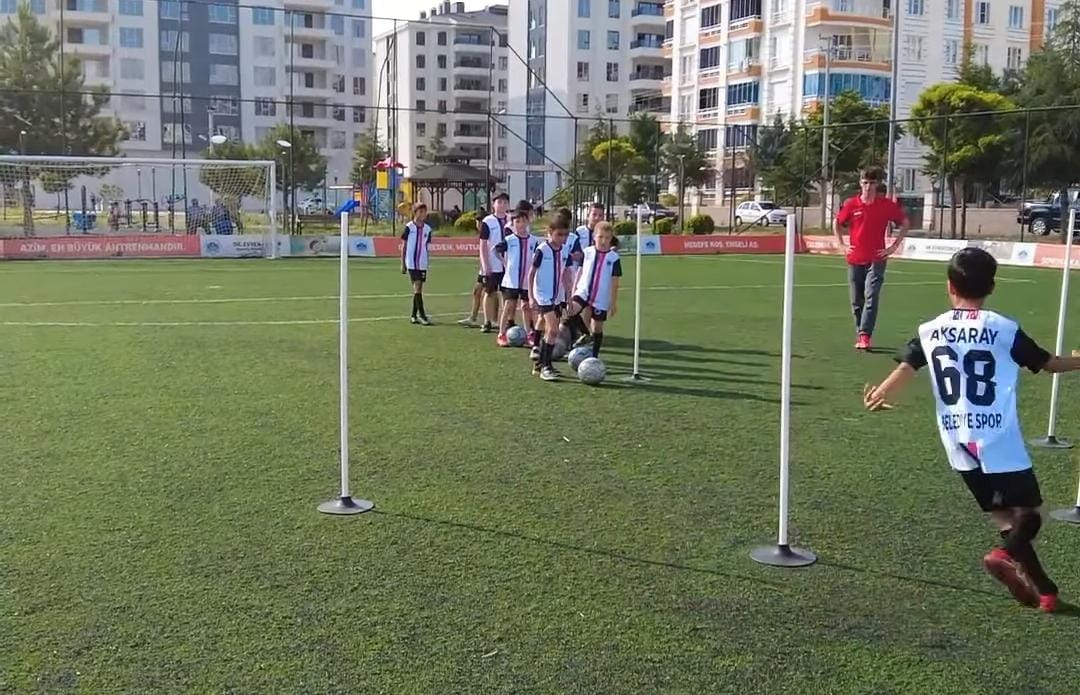 Aksaray Belediyesi tarafından düzenlenen Yaz Spor Okulu'nda çocuklar yaz tatilini