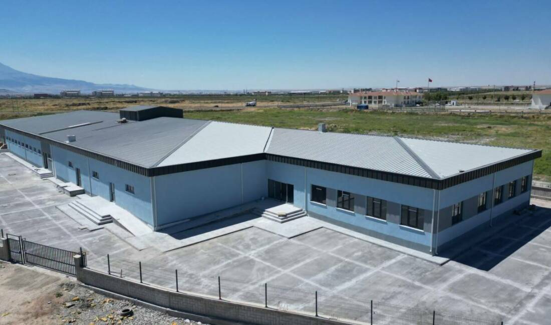 Günde 30 bin kişiye yemek üretecek tesis hizmete hazırlanıyor Aksaray Belediyesi tarafından sosyal belediyecilik anlayışıyla yapımı sürdürülen Yemek Fabrikası