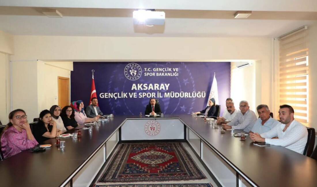 Aksaray’da yurt hizmetleri masaya yatırıldı! Yeni dönem için yol haritası belirlendi Aksaray Gençlik ve Spor İl Müdürü Aslan Yıldız başkanlığında düzenlenen