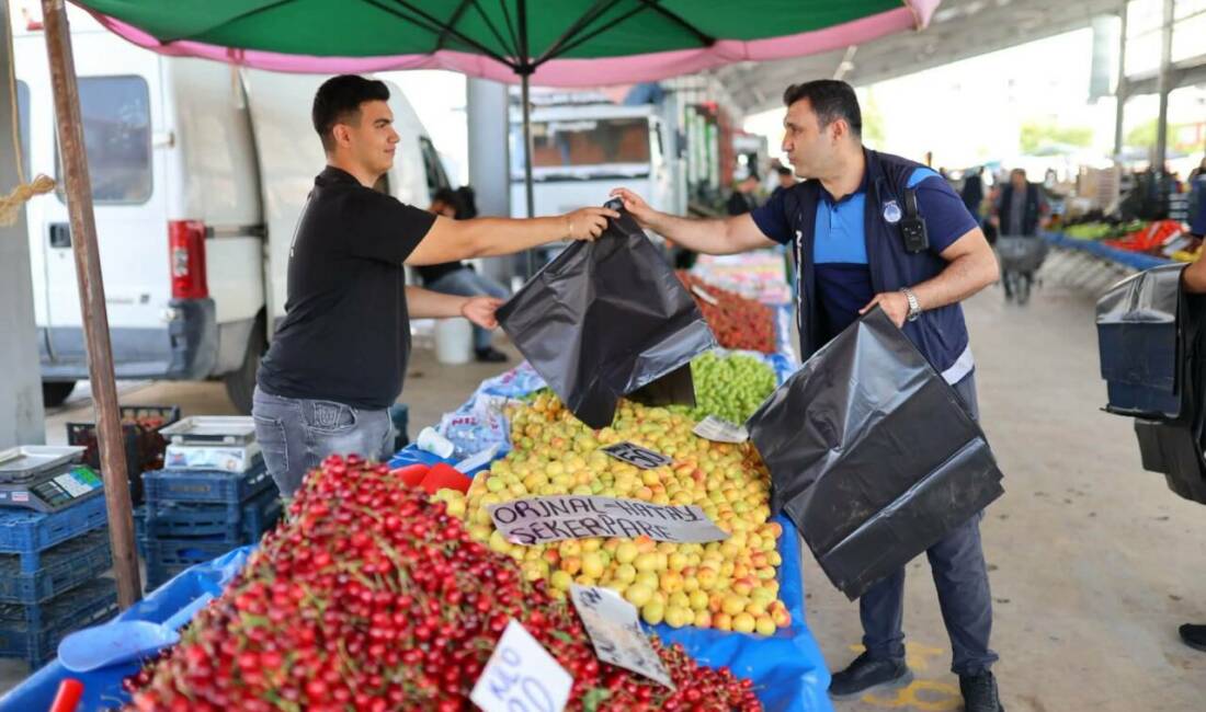 Aksaray Belediyesi Zabıta ekipleri, semt pazarında fiyat etiketi denetimi gerçekleştirerek