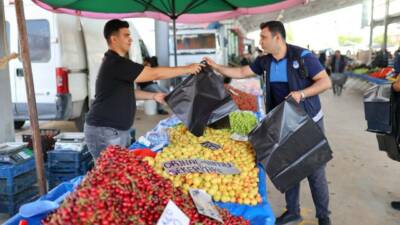 Aksaray Belediyesi Zabıta ekipleri, semt pazarında fiyat etiketi denetimi gerçekleştirerek