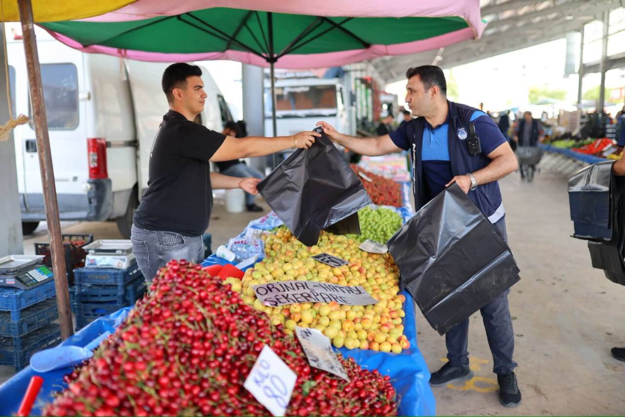 Aksaray Belediyesi Zabıta ekipleri, semt pazarında fiyat etiketi denetimi gerçekleştirerek