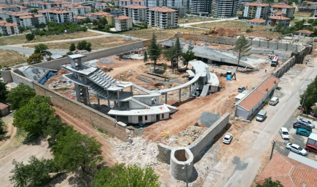 Aksaray Belediyesi tarafından Eski Cezaevi alanında yürütülen rekreasyon projesinde çalışmalar