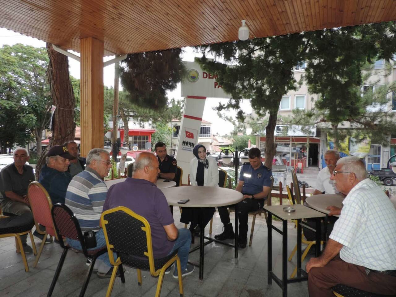 Sarıyahşi Kaymakamı Şeyma Nur Arıkan, ilçe merkezinde faaliyet gösteren esnafları