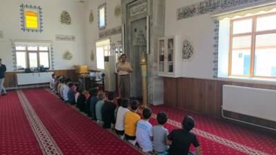 Aksaray'ın Eskil ilçesinde İlçe Müftüsü Seyit Böğet, devam eden Yaz