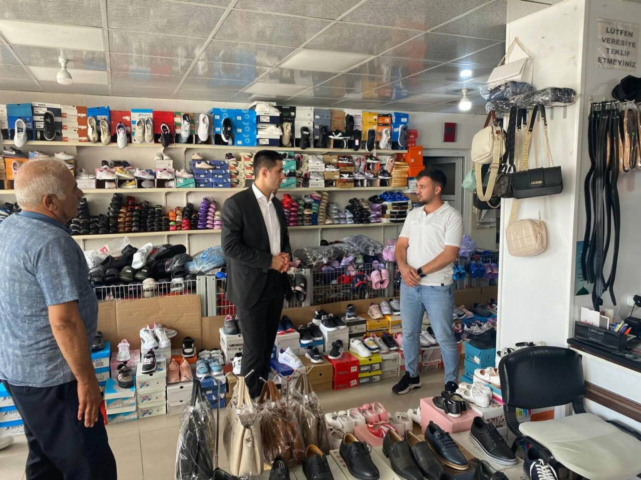 Eskil Kaymakamı Taha Soydaş, Merkez Mahallesi’nde mahalle muhtarı ve kurum