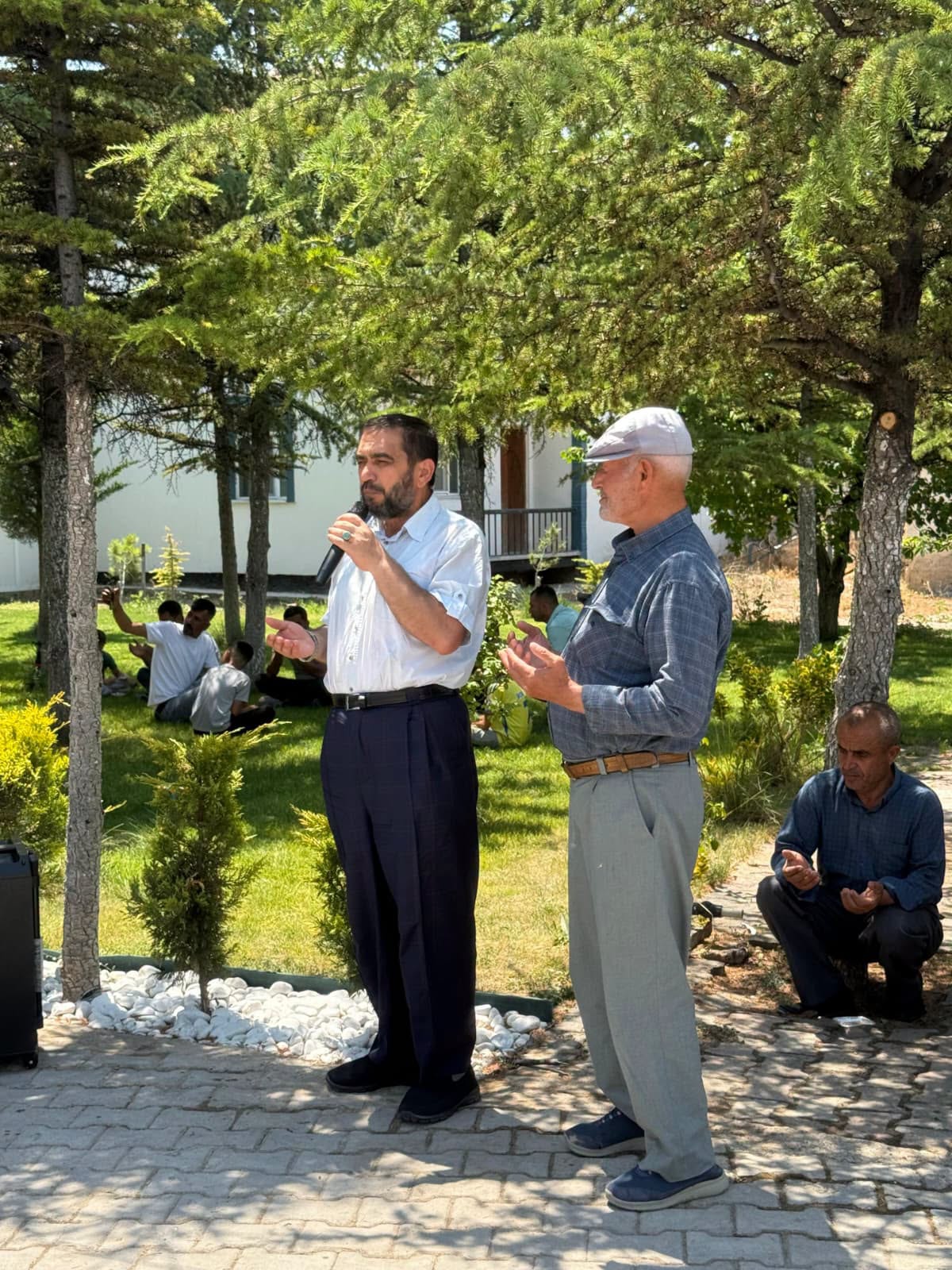 Eskil İlçe Müftüsü Seyit Böğet, Çulfa Yaylası’nda cuma namazını kıldırarak