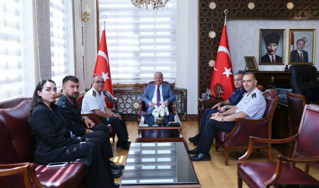 Vali Duru, Jandarma Komutanlarını makamında kabul etti Aksaray Valisi Murat Duru, Jandarma Albay Abdurrahman Başbuğ ile Jandarma