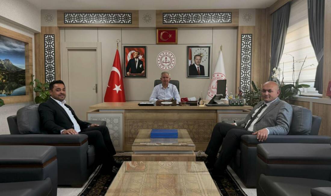 Ağaçören protokolünden İl Millî Eğitim Müdürü Alpaslan’a ziyaret Ağaçören Kaymakamı Metin Korkmaz ile Ağaçören Belediye Başkanı Kemal Salman,
