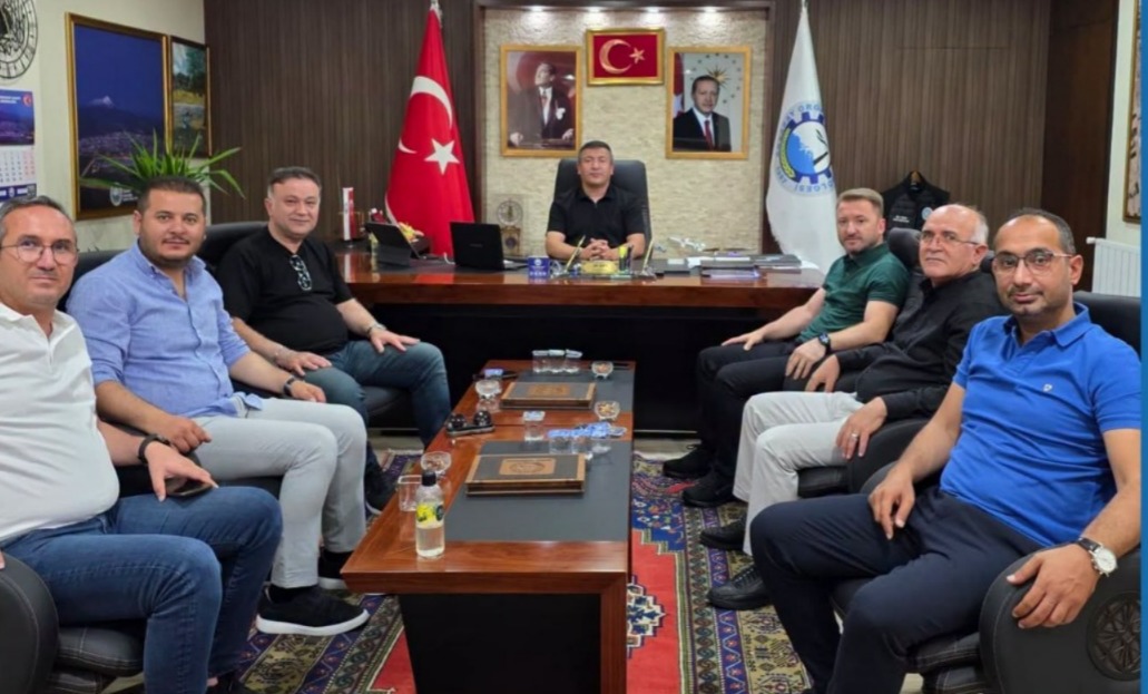 Bakan Yardımcısı Gizligider’den Aksaray OSB’ye ziyaret Tarım ve Orman Bakan Yardımcısı Ebubekir Gizligider, beraberindeki heyetle birlikte