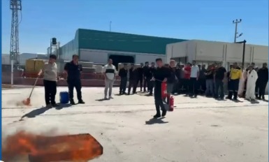 Aksaray OSB’de yangın güvenliği için tatbikatlar aralıksız sürüyor Aksaray Organize Sanayi Bölgesi Müdürlüğü, işletmelerde can ve mal güvenliğini