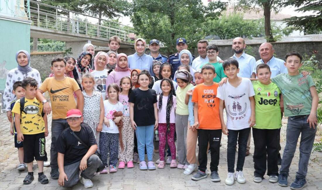 Sarıyahşi Kaymakamı Arıkan’dan Boğazköy Çocuk Kur’an Kursu’na ziyaret Sarıyahşi Kaymakamı Şeyma Nur Arıkan, kurum amirleriyle birlikte Boğazköy Çocuk