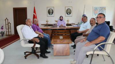 Sarıyahşi'nde görev yapan beş mahalle muhtarı, Kaymakam Şeyma Nur Arıkan'ı