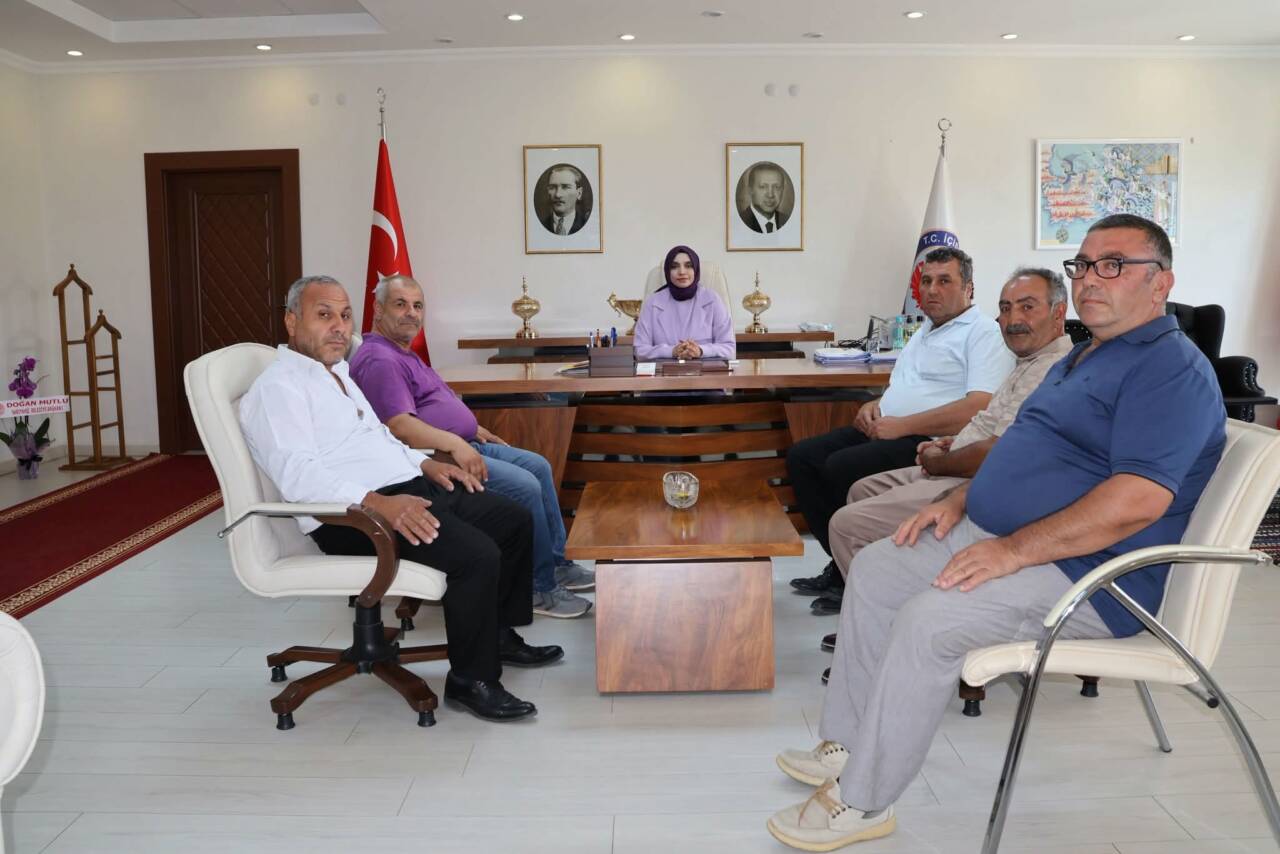Sarıyahşi'nde görev yapan beş mahalle muhtarı, Kaymakam Şeyma Nur Arıkan'ı