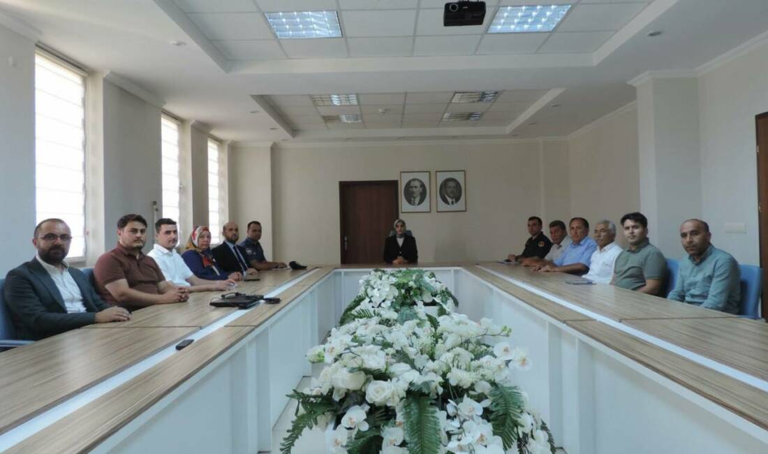 Sarıyahşi Kaymakamı Arıkan kurum amirleriyle ilk toplantısını yaptı Sarıyahşi’nde göreve başlayan Kaymakam Şeyma Nur Arıkan, kurum amirleriyle bir
