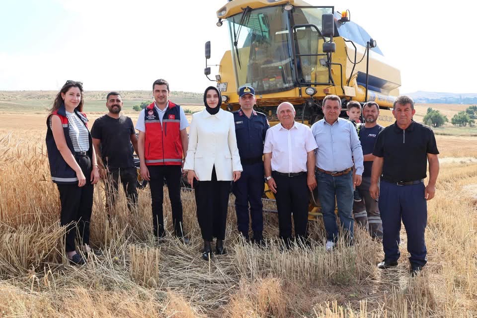 Sarıyahşi Kaymakamı Arıkan, Boğazköy’de Üretim ve Hasat Çalışmalarını İnceledi Aksaray’ın Sarıyahşi ilçesinde Kaymakam Şeyma Nur Arıkan, Boğazköy’de kooperatifleri, devam