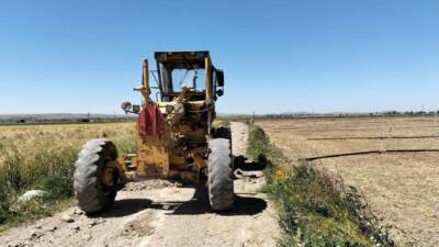 Gülağaç Belediyesi, yaklaşan harman sezonu öncesinde tarım arazi yollarında bakım