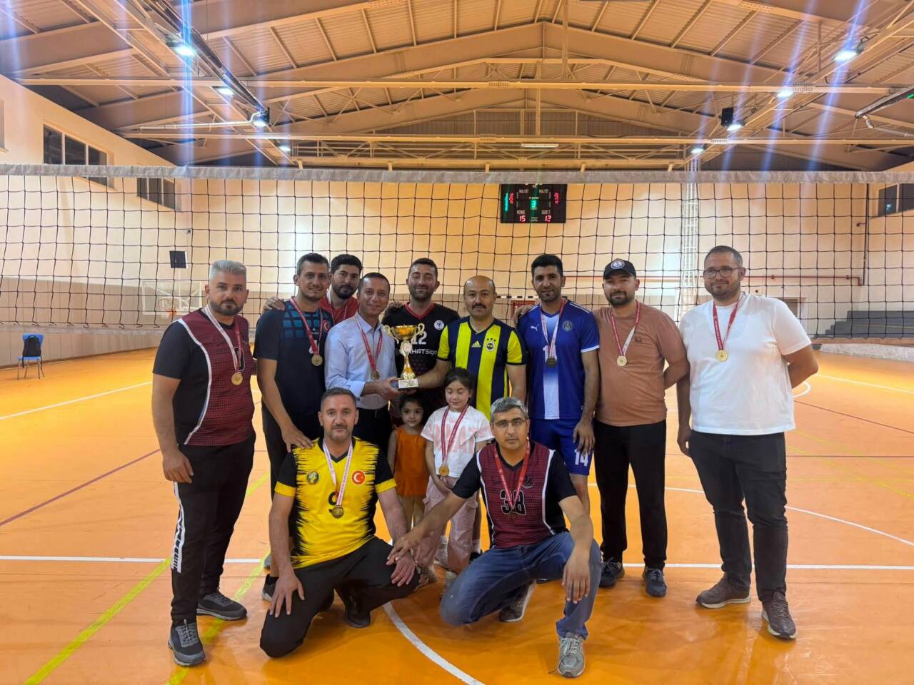 Güzelyurt’ta düzenlenen Kurumlar Arası Voleybol Turnuvası, centilmence geçen karşılaşmaların ardından