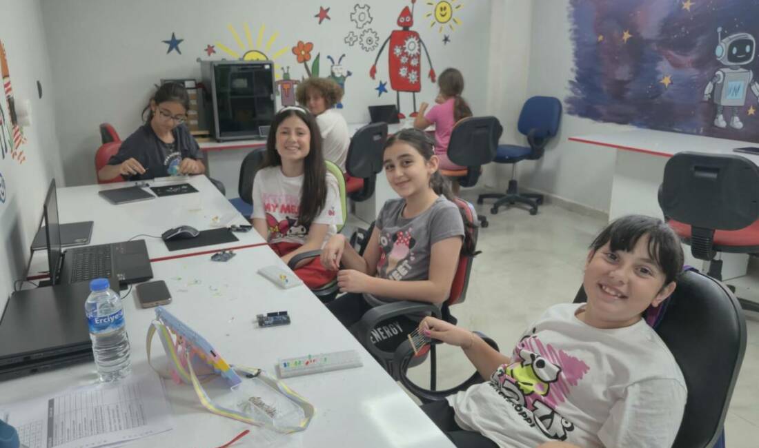 Altınok Bilişim Sanat Akademisi yaz kampları yoğun ilgi görüyor Altınok Bilişim Sanat Akademisi tarafından düzenlenen yaz kampları, akademik eğitim