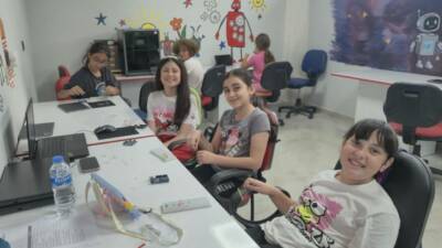 Altınok Bilişim Sanat Akademisi tarafından düzenlenen yaz kampları, akademik eğitim