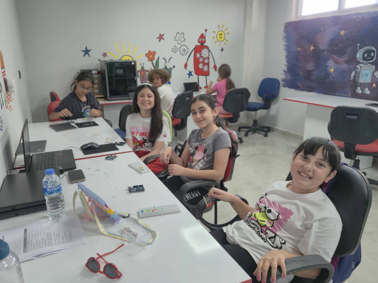 Altınok Bilişim Sanat Akademisi tarafından düzenlenen yaz kampları, akademik eğitim