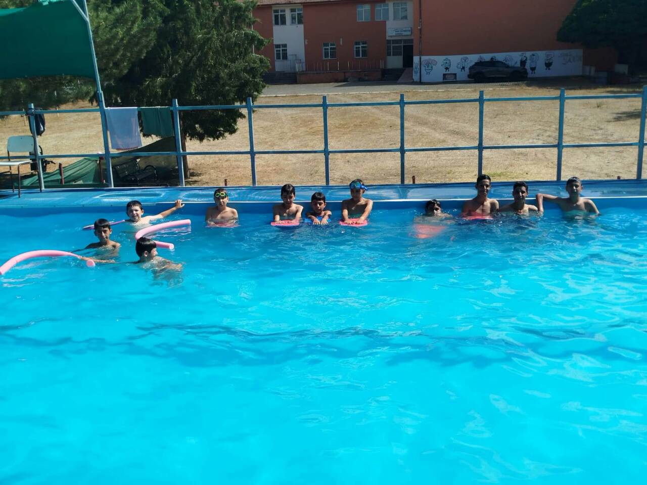 Sarıyahşi Belediyesi Yüzme Havuzu, yaz tatilinde çocukların yoğun katılımıyla hizmet